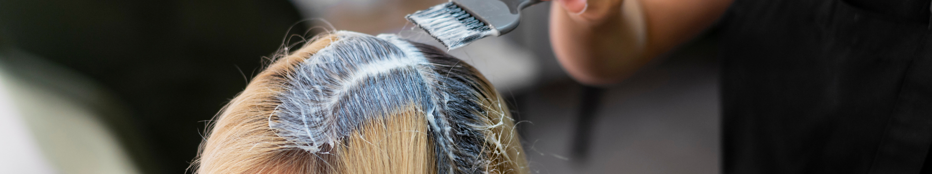 coiffeur qui fait une décoloration à sa cliente