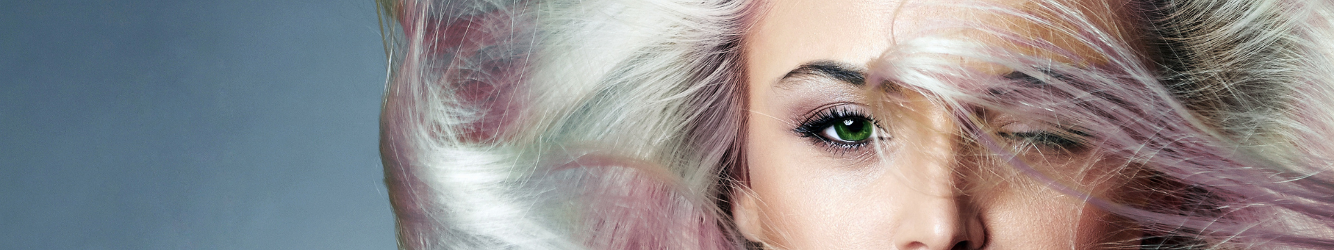 femme aux yeux verts avec une coloration blonde et rose pastel