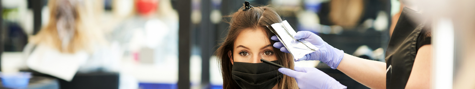 coiffeur qui applique une coloration sans ammoniaque à sa cliente