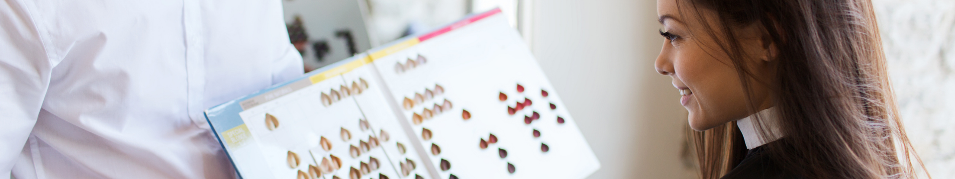 femme qui choisit la coloration semi permanente qu'elle va avoir sur un nuancier